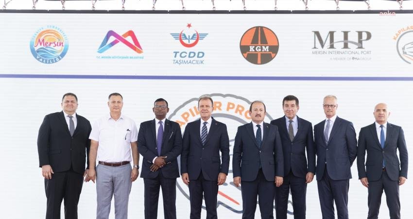 Mersin Büyükşehir Belediye Başkanı Vahap Seçer, ‘Kapılar Projesi’nin açılış töreninde