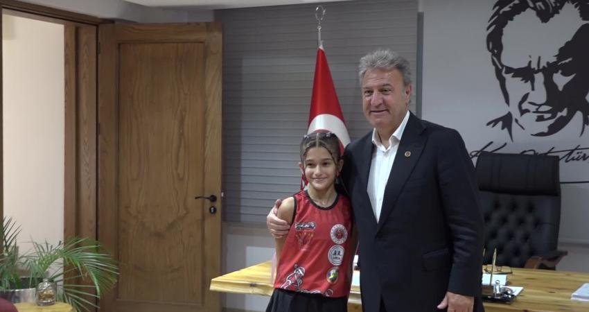 Türkiye’yi Dünya Muay Thai Şampiyonası’nda temsil etmeye hazırlanan Bornovalı minik sporcu