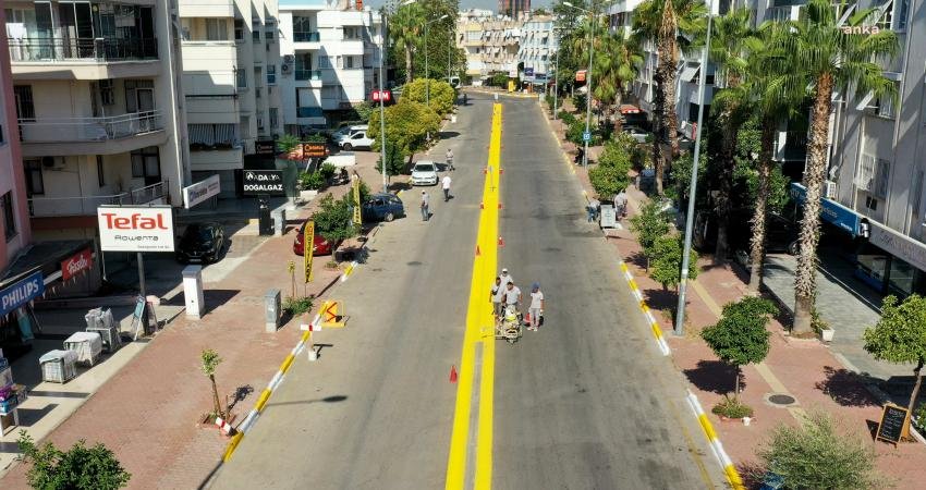Antalya’da Muratpaşa Belediyesi yaya ve sürücülerin güvenliğini sağlamak için cadde