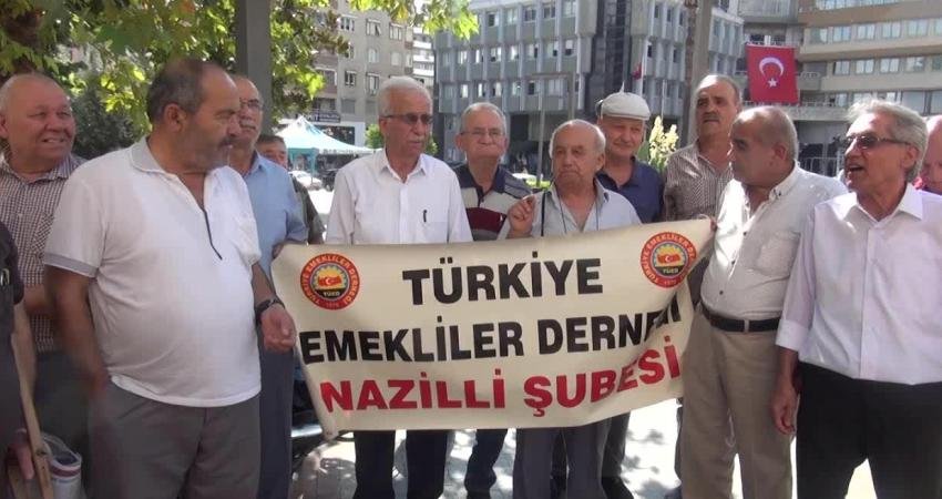 Aydın'ın Nazilli ilçesinde Emekliler Derneği geçinemediklerini dile getirerek basın açıklaması