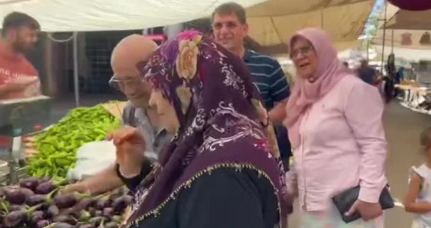 Osmaniye semt pazarına alışverişe gelen bir vatandaş, "Yardımcı olan yok.