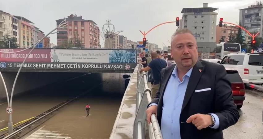 Uşak’ta sağanak yağmur yağışı yaşamı olumsuz etkiledi. Araçlar, su basan