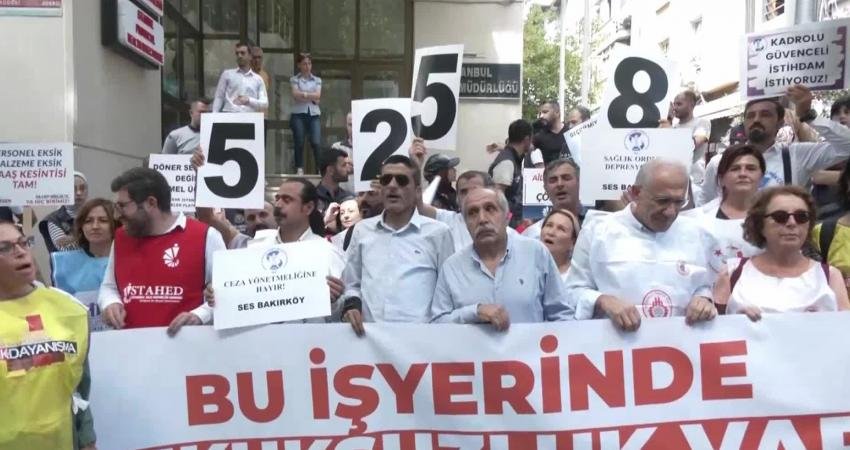 Sağlık emekçileri, İstanbul İl Sağlık Müdürlüğü önünde düzenledikleri eylemde, sağlık