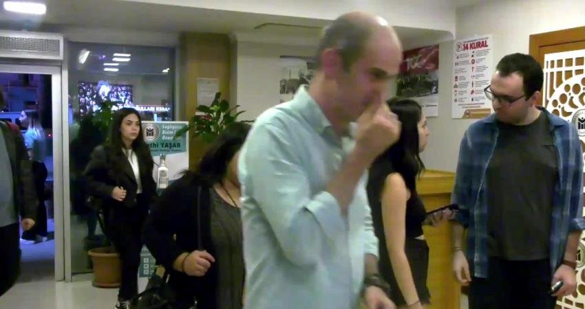 ‘Sayın Yargıç’ isimli oyunda bir avukatı canlandıran tiyatro oyuncusu Nalan