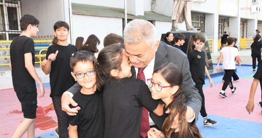 Torbalı’da yaz tatilinin ardından okullarına dönen öğrenciler sıralarına kavuşmanın mutluluğunu