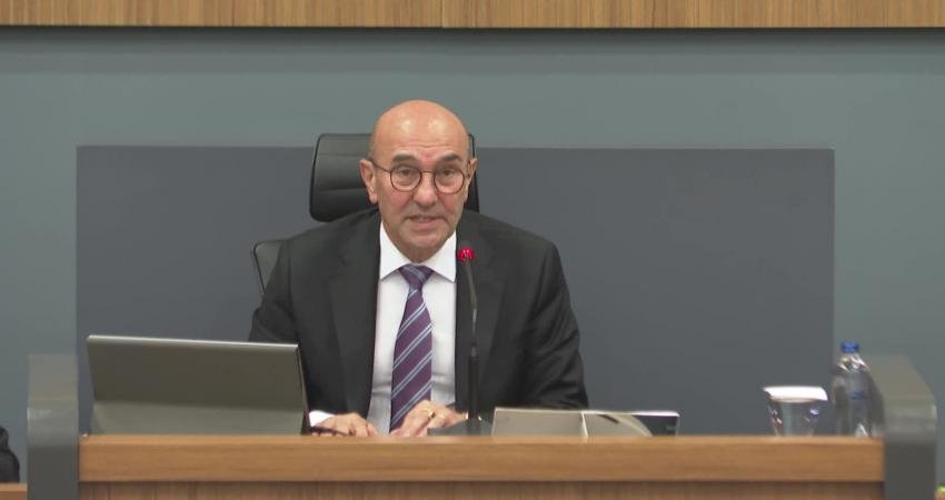 İzmir Büyükşehir Belediye Meclisi'nde uyguladıkları kentsel dönüşüm modelini anlatan Başkan