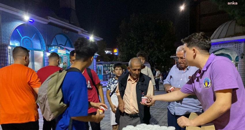 Turgutlu Belediyesi tarafından Mevlid Kandili münasebetiyle camilerde vatandaşlara dondurma ikram