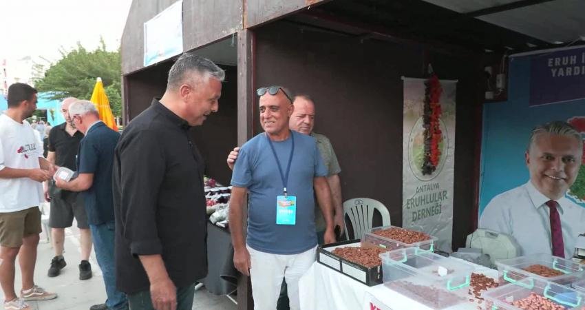 Muratpaşa Belediyesi’nin 7’ncisini düzenlendiği Yöreler Renkler Festivali’nde derneklerin kurduğu stantları