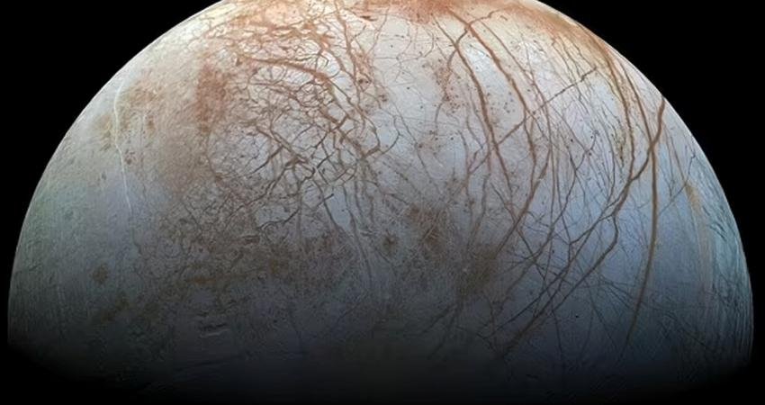 Jüpiter'in uydusu Europa'nın buzullarla kaplı yüzeyinin altında bulunan tuzlu okyanusun,