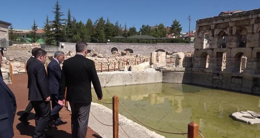 Yozgat'ın Sarıkaya ilçesinde, diğeri İngiltere'nin Baht şehrinde bulunan Roma döneminden