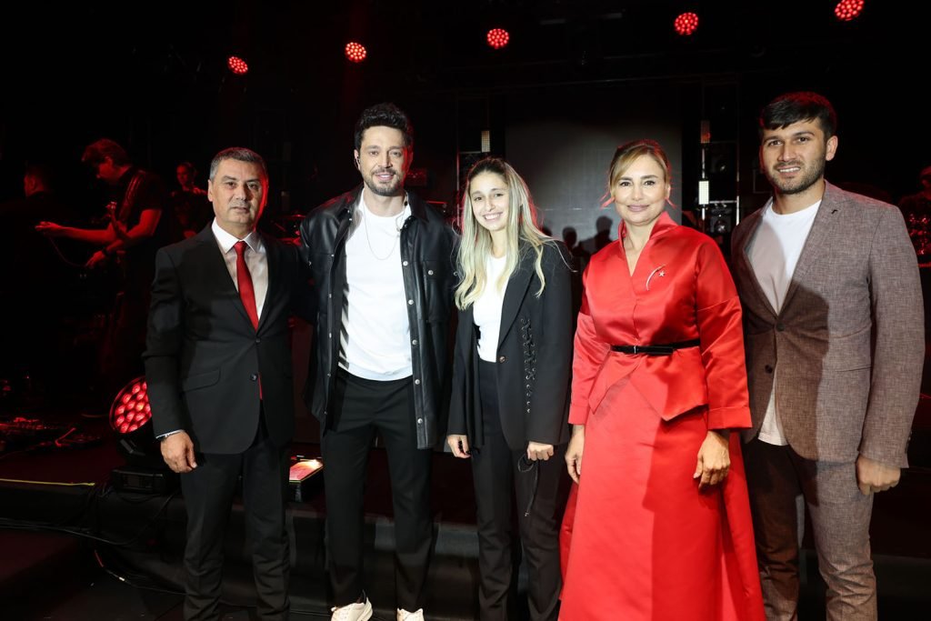 cumhuriyet-coskusu-murat-boz-konseriyle-taclandi
