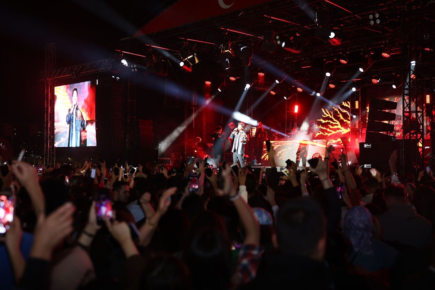 Cumhuriyetin 100. Yılı kutlamaları kapsamında Murat Boz, Gölbaşı’nda konser verdi.