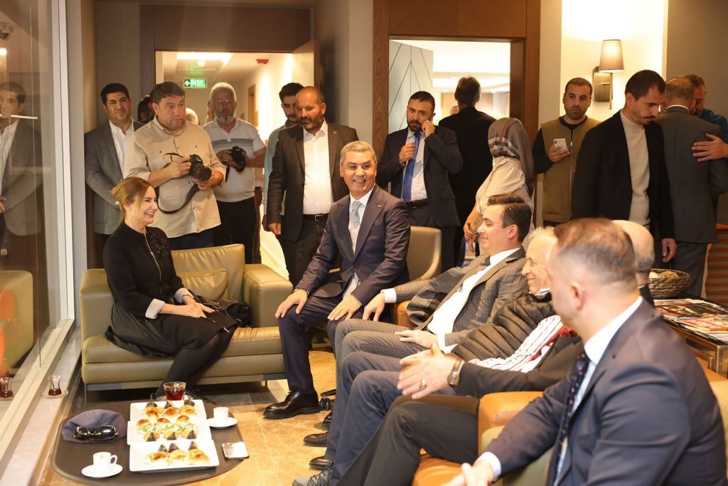 ankaranin-baskent-olusunun-100-yilinda-100-yil-buz-pateni-ve-tirmanma-salonu-golbasinda-acildi