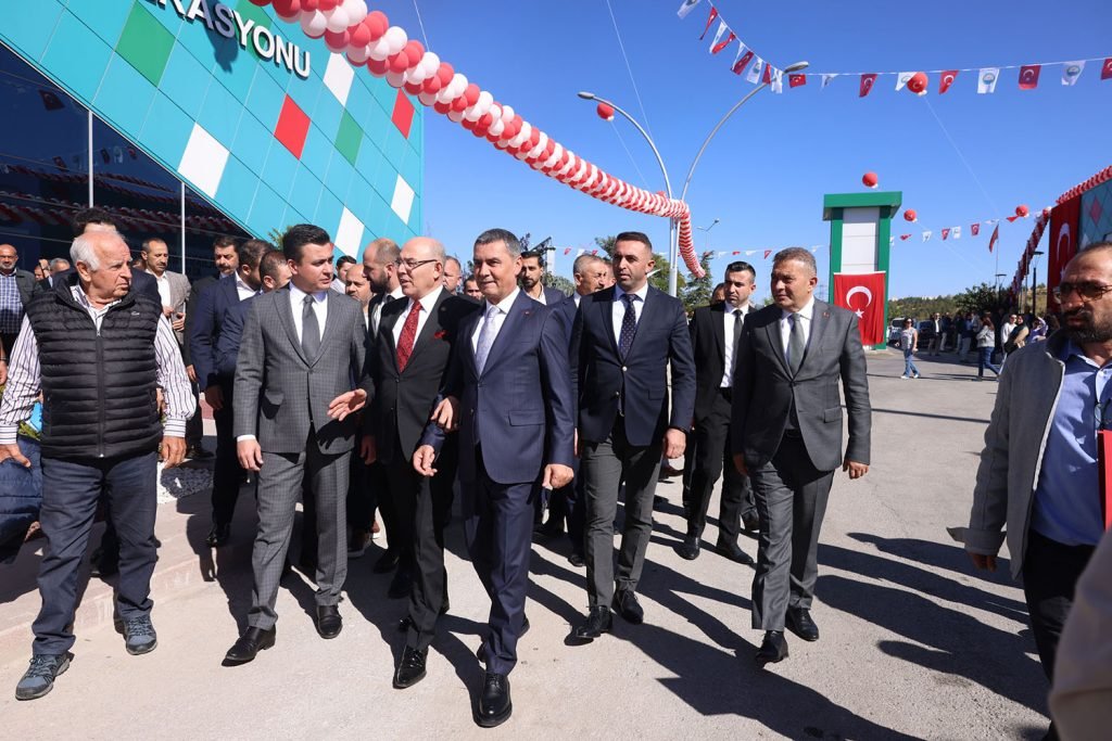 ankaranin-baskent-olusunun-100-yilinda-100-yil-buz-pateni-ve-tirmanma-salonu-golbasinda-acildi