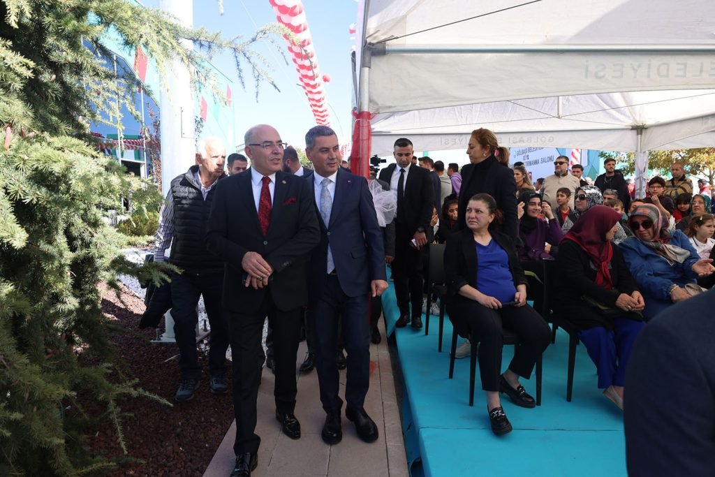 ankaranin-baskent-olusunun-100-yilinda-100-yil-buz-pateni-ve-tirmanma-salonu-golbasinda-acildi