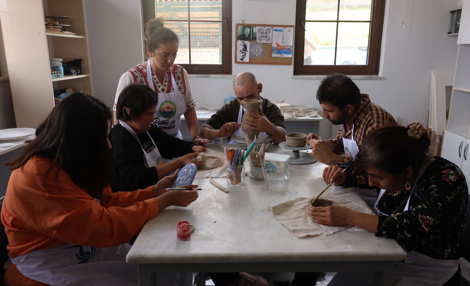 Umutlu Yaşam ve Uygulama Merkezi (UYUM) öğrencileri, kişisel bakımlarından ev