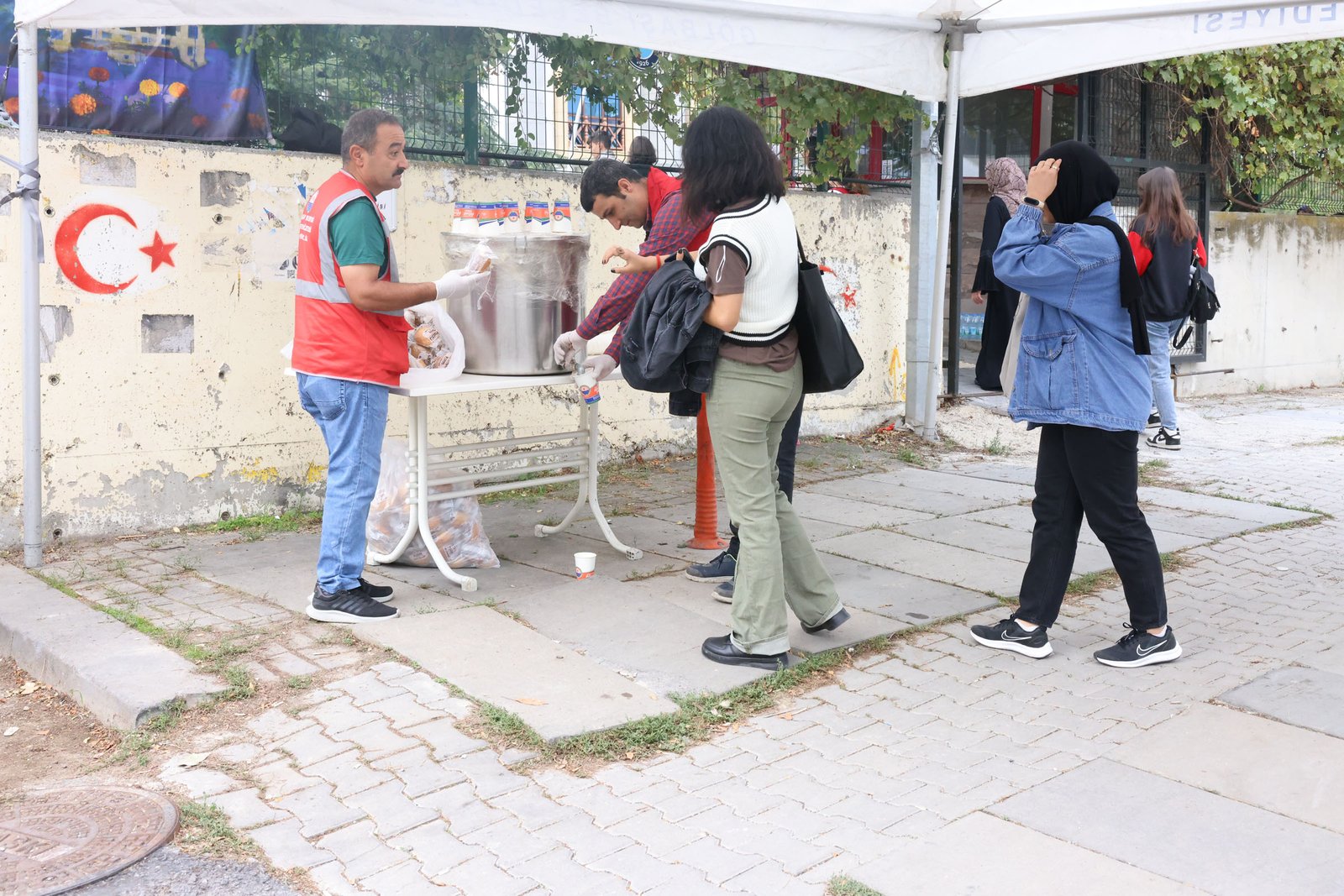 Gölbaşı Belediyesi, ilçede eğitim öğretime başlayan öğrencilere sıcak çorba ikramında