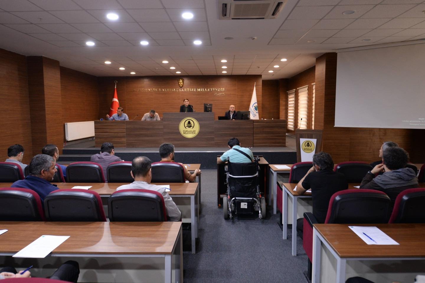 Vatandaşların iş sahibi olabilmeleri için sürekli işverenlerle iletişim halinde bulunan