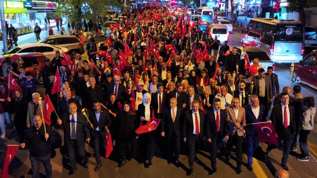 keciorende-cumhuriyetin-100-yili-kutlamalari-muhtesem-havai-fisek-gosterisiyle-final-yapti