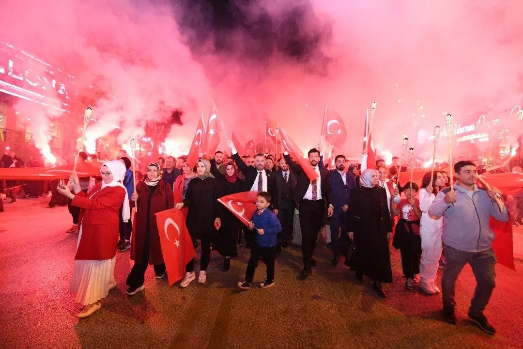 Pursaklar Belediyesi tarafından Cumhuriyetin 100.yıl dönümü kutlamaları kapsamında Türk Bayrakları