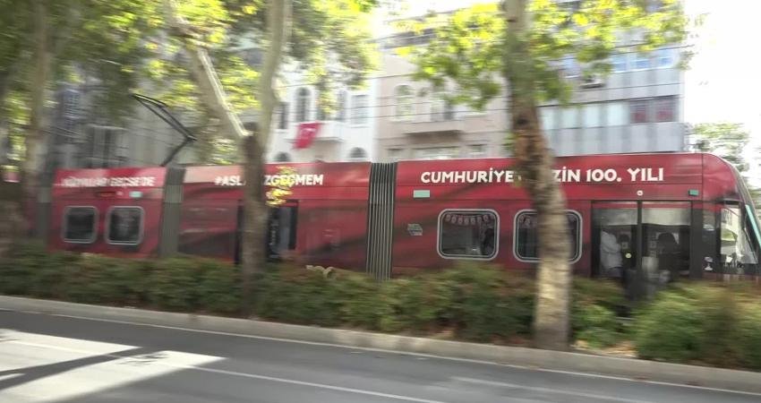 Cumhuriyet’in 100’üncü yıl kutlamaları öncesinde kenti binlerce bayrakla kırmızı beyaz