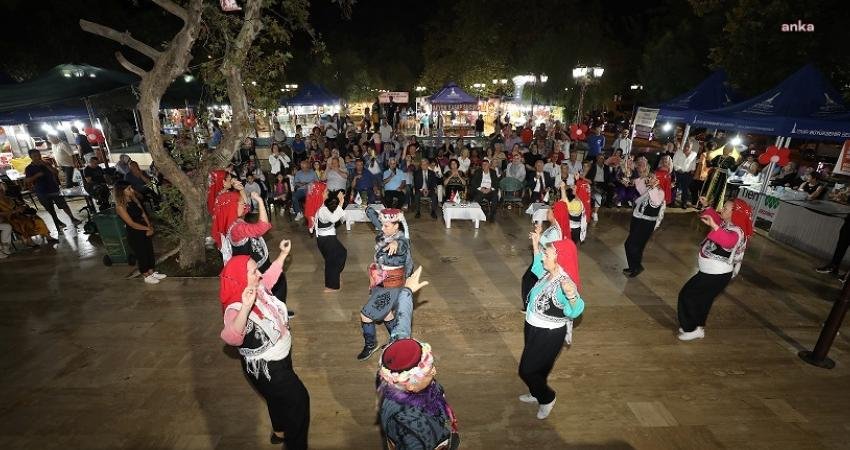 Menderes’te düzenlenen 15. Uluslararası Altın Saat Kulesi Ödülleri Festivali renkli