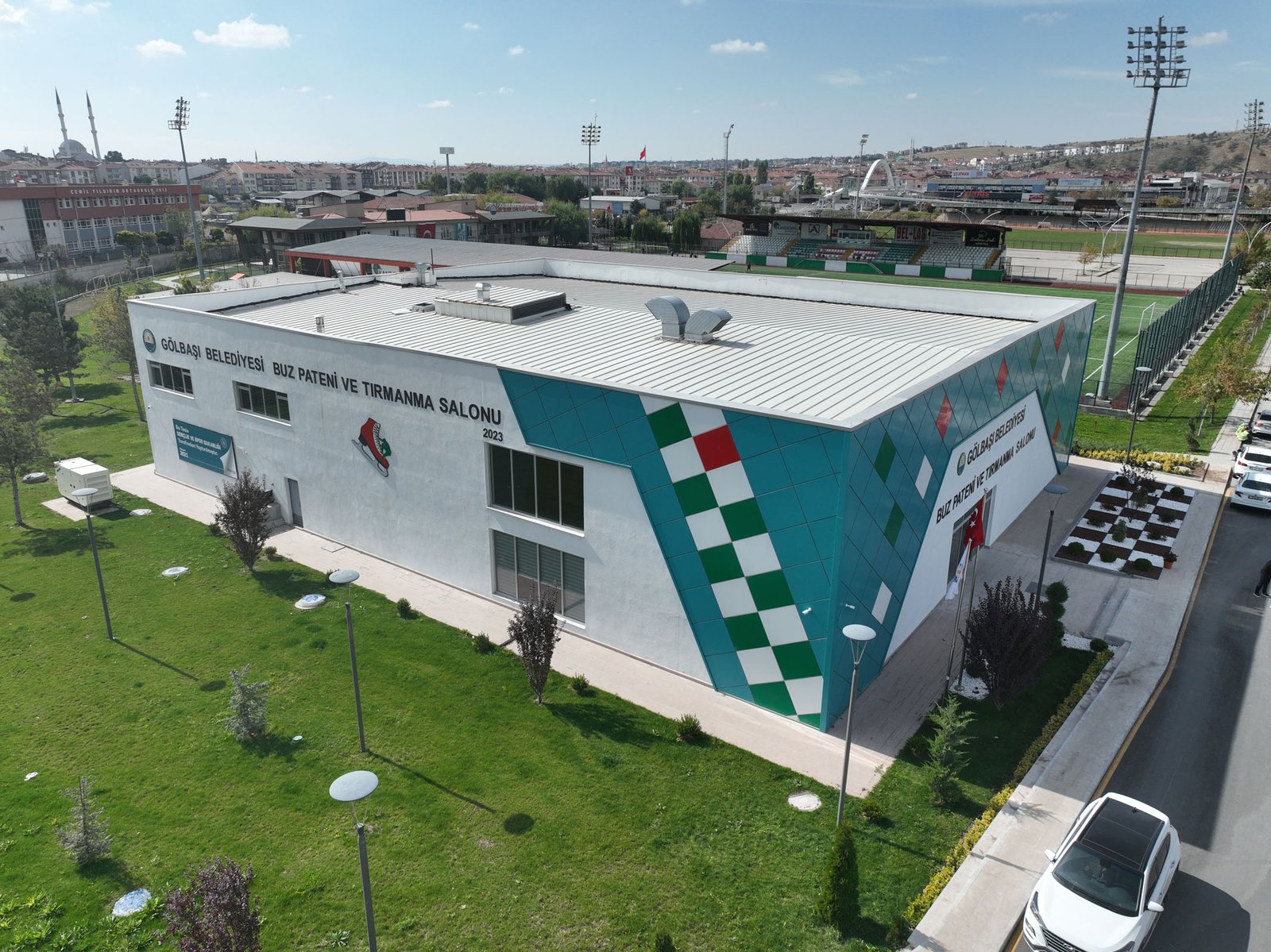 Çalışmaları tamamlanan Gölbaşı 100. Yıl Buz Pateni ve Tırmanma Salonu,