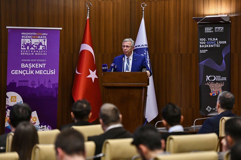 mansur-yavas-ev-sahipligi-yapti-cumhuriyetin-100-yilinda-100-genc-lider-baskentte-bulustu