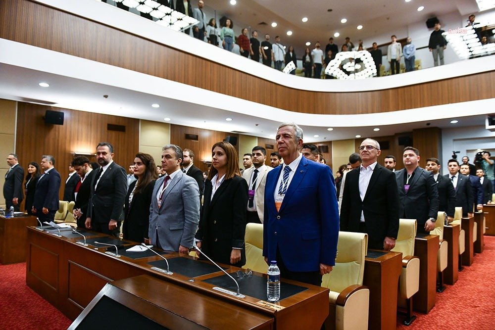 mansur-yavas-ev-sahipligi-yapti-cumhuriyetin-100-yilinda-100-genc-lider-baskentte-bulustu