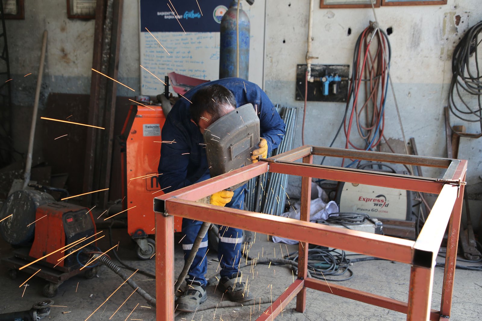 Kendi öz kaynaklarıyla kurduğu atölyelerde üretim yapan Gölbaşı Belediyesi, hem