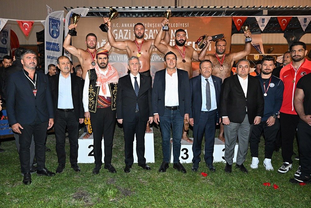 mansur-yavas-duyurdu-saban-yilmaz-spor-kompleksi-yagli-pehlivan-guresleri-ile-acildi