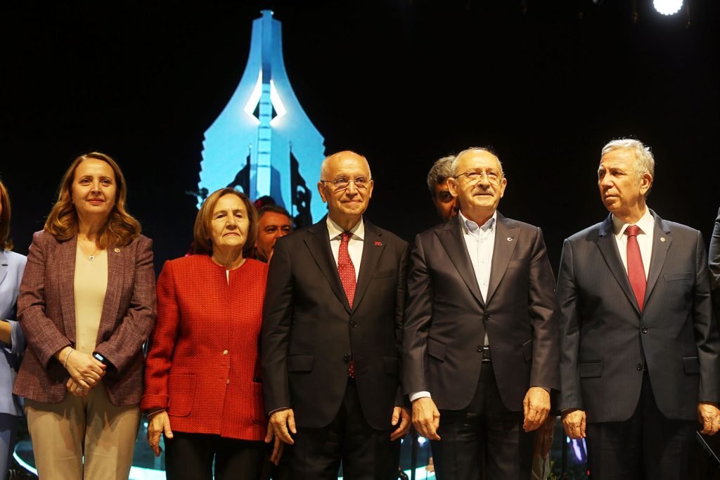 kilicdaroglu-yenimahallede-cumhuriyet-kutlamalarina-katildi