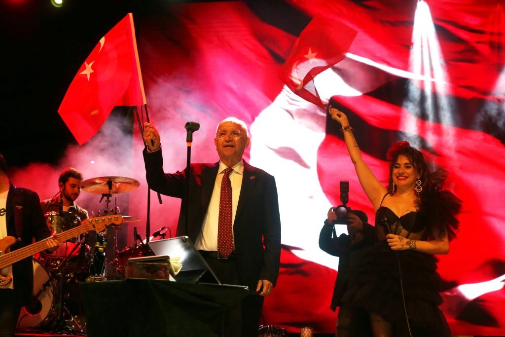 kilicdaroglu-yenimahallede-cumhuriyet-kutlamalarina-katildi