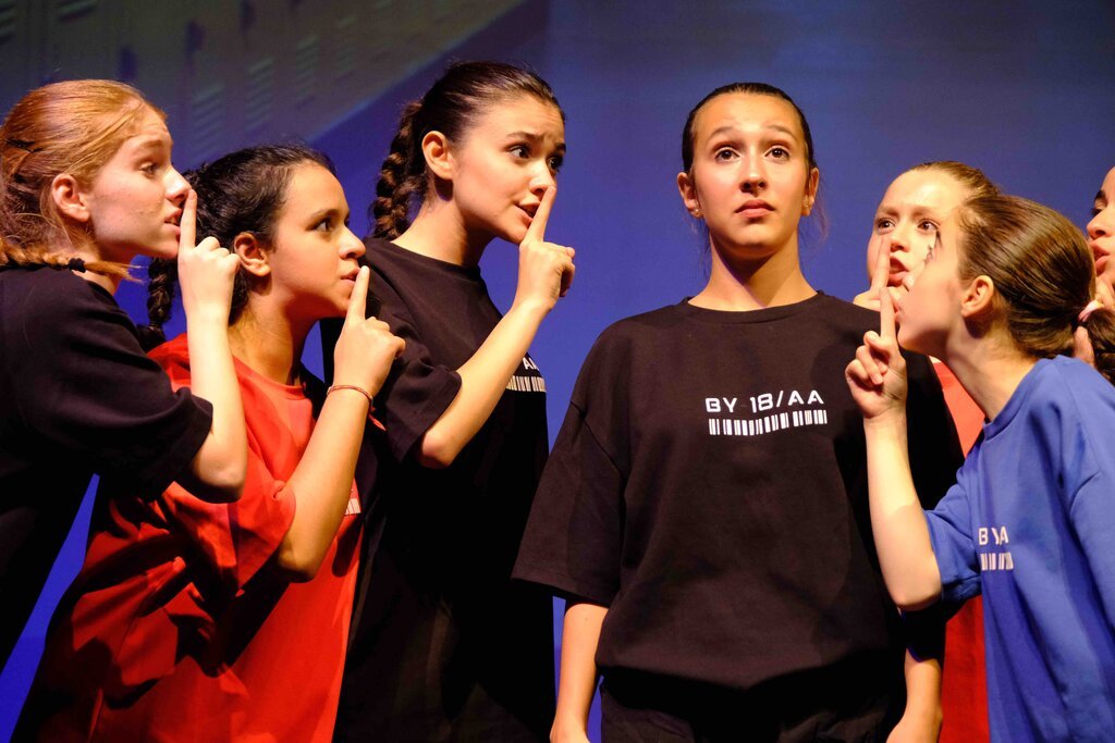 Çocuk ve gençlerin gelişimlerini tiyatro merkezli sanat programları ile desteklemek