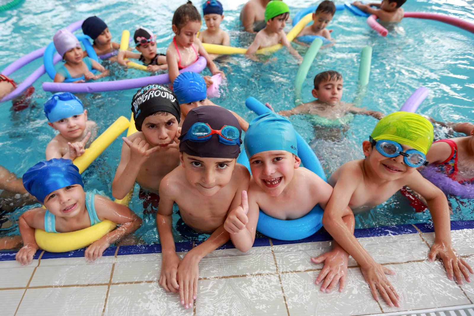 Yenimahalle Belediyesi hizmete açtığı 5 havuz ve spor kompleksi ile