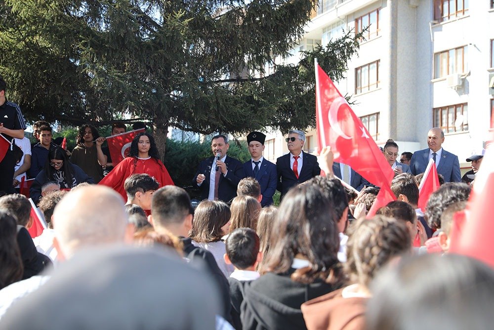 
Etimesgut Cemil Meriç Anadolu Lisesi öğrencileri Ankara’nın Başkent oluşunun 100.