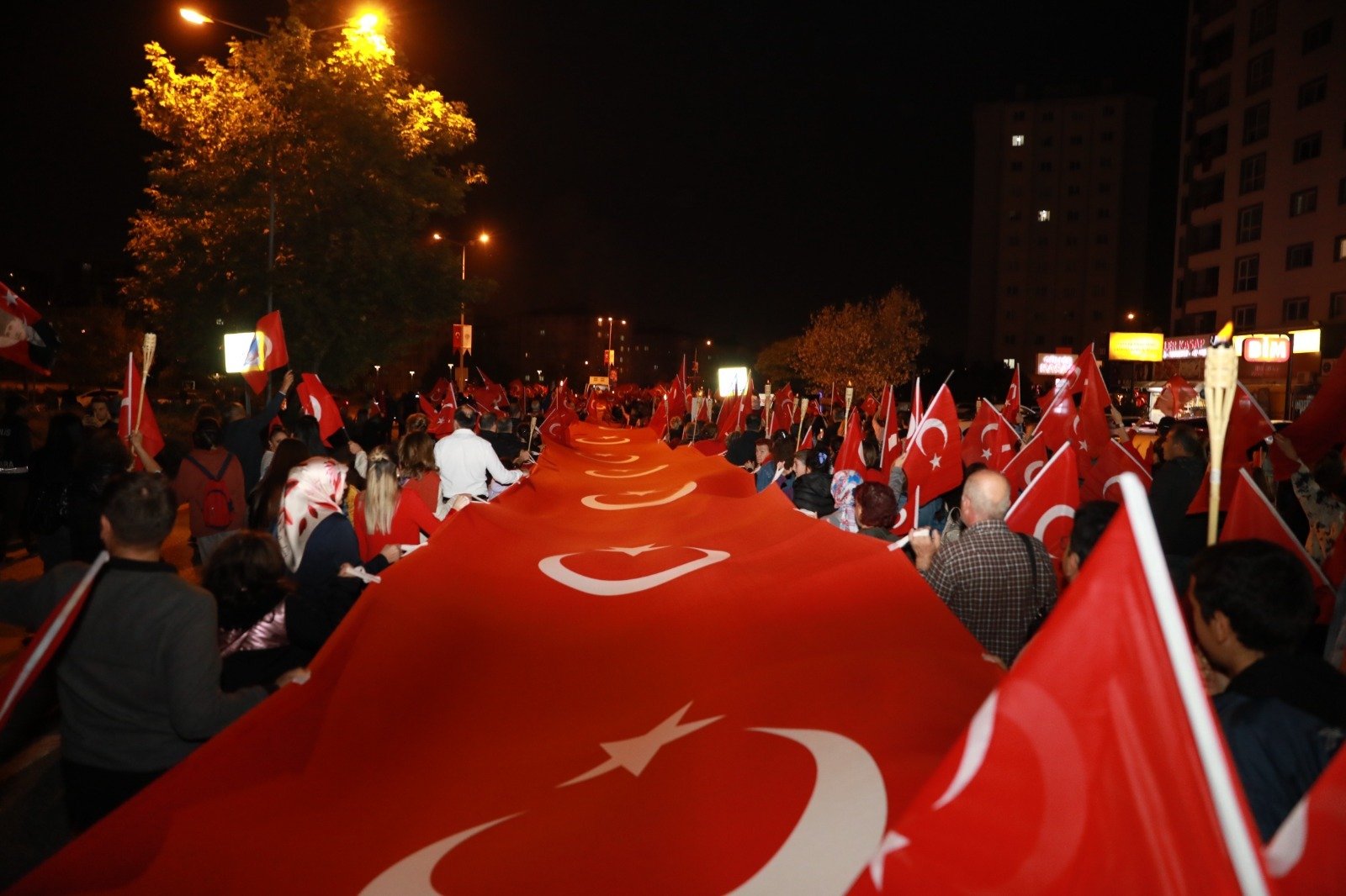 Etimesgut Belediyesi Cumhuriyet’in 100. yılını coşkuyla kutladı. Atatürk Stadyumu’ndaki kutlamaların