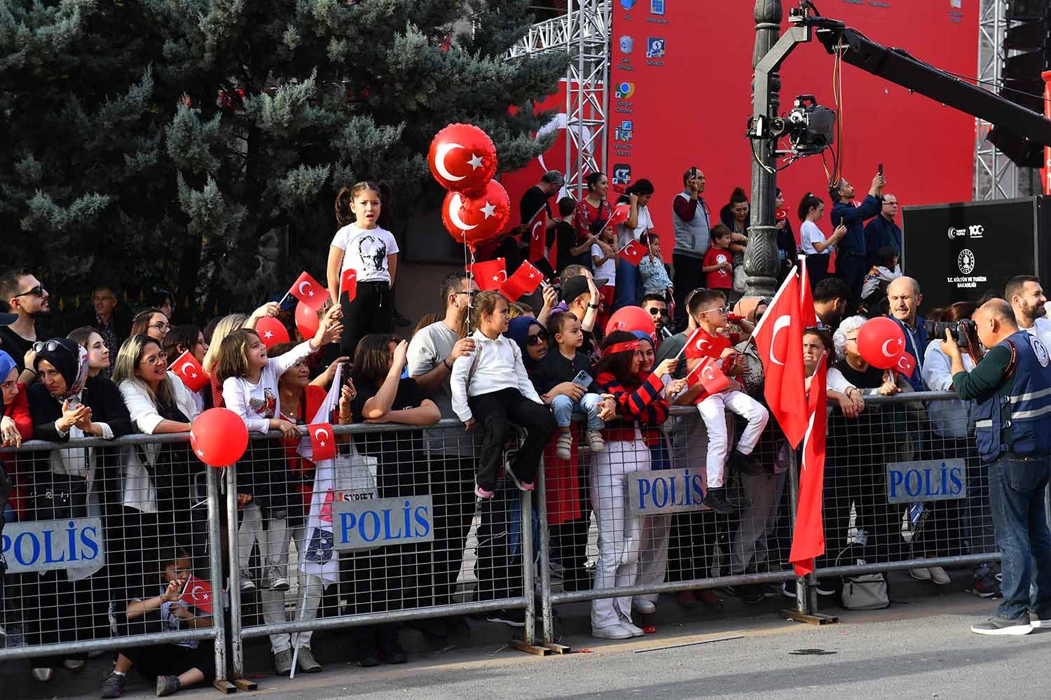 Ankara Büyükşehir Belediyesi, Cumhuriyetin 100’üncüyıl dönümünü kentin dört bir yanında