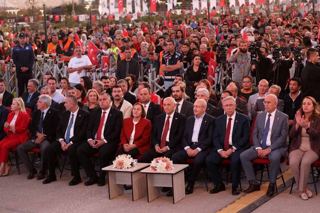 kilicdaroglu-yenimahallede-cumhuriyet-kutlamalarina-katildi