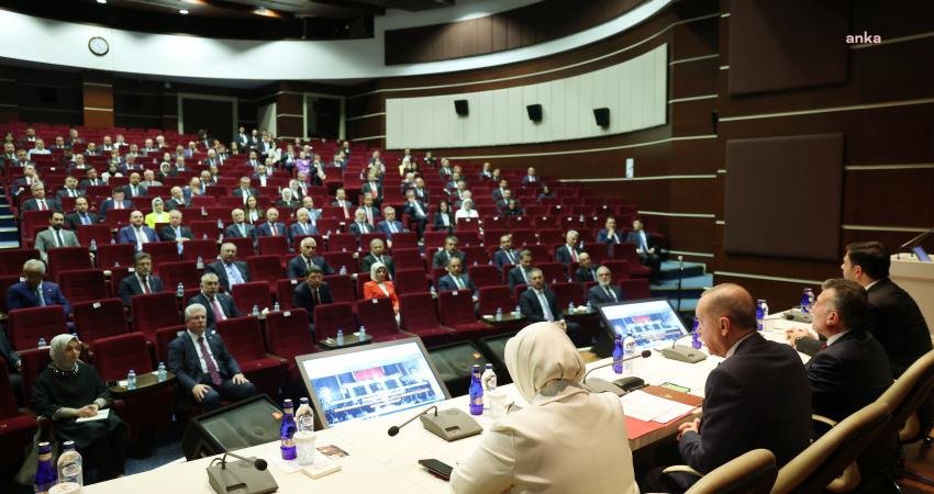 AKP Sözcüsü Ömer Çelik, bugün toplanan Olağanüstü Kongre'nin ardından bu akşam