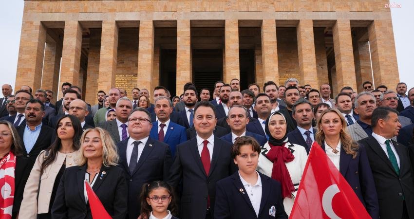 DEVA Partisi Genel Başkanı Ali Babacan, parti yönetimiyle birlikte Anıtkabir’i