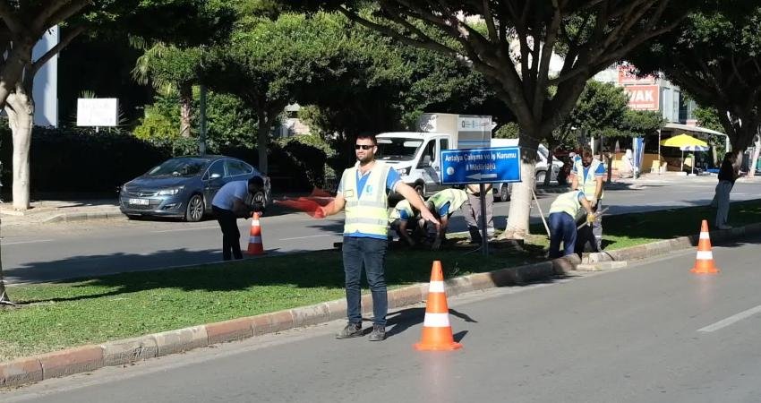 Antalya Büyükşehir Belediyesi, yağmur mevsimi öncesinde kentin ana arterlerindeki yağmur