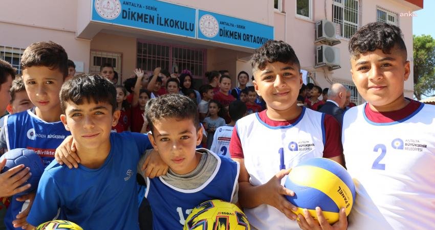 Antalya’da Büyükşehir Belediyesi, merkeze uzak okulların spor altyapısını güçlendirmek desteklerini