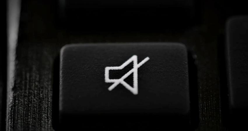 Araştırmacılar, her bir kişinin sesini ayırmak ve konumlarını takip etmek