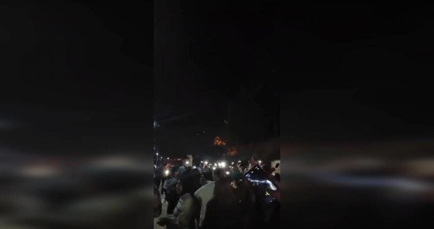 Artvin Çoruh Üniversitesi öğrencileri, Çoruh Kız Öğrenci Yurdu önünde bir