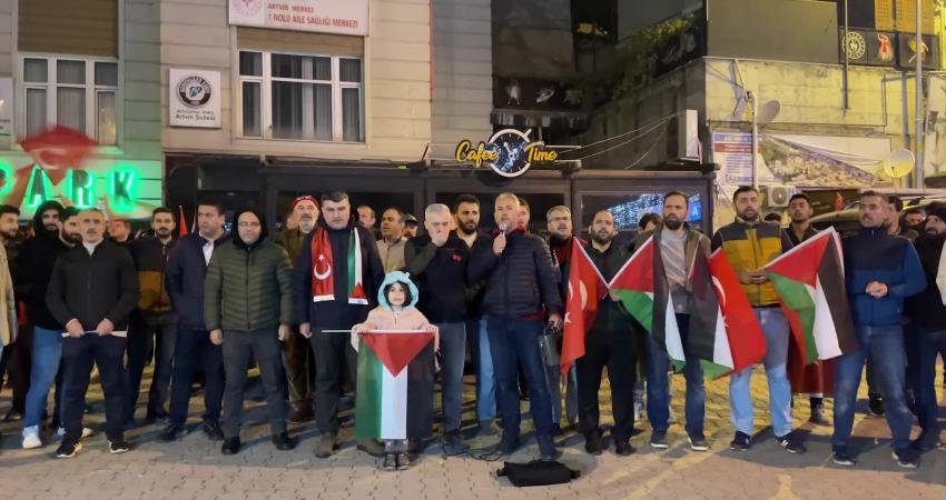Artvin’de Halit Paşa Meydanı’nda toplanan vatandaşlar, İsrail'in Gazze'deki hastane saldırısına