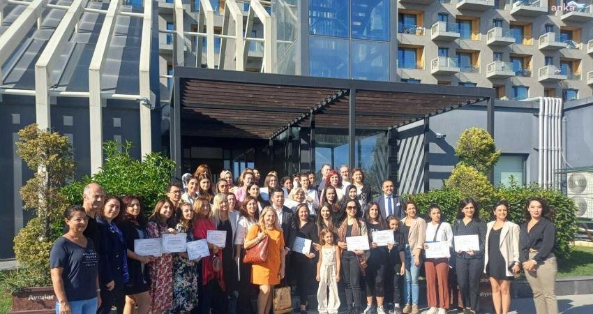 Avcılar’da “Üreten Eller” projesine katılan kadın girişimciler dijitalleşiyor. Avcılar Belediyesi’nin