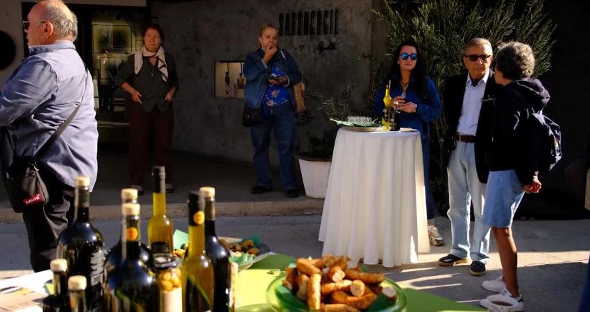 Ayvalık 18. Uluslararası Zeytin Hasat Festivali zeytine minnet yürüyüşüyle başladı.