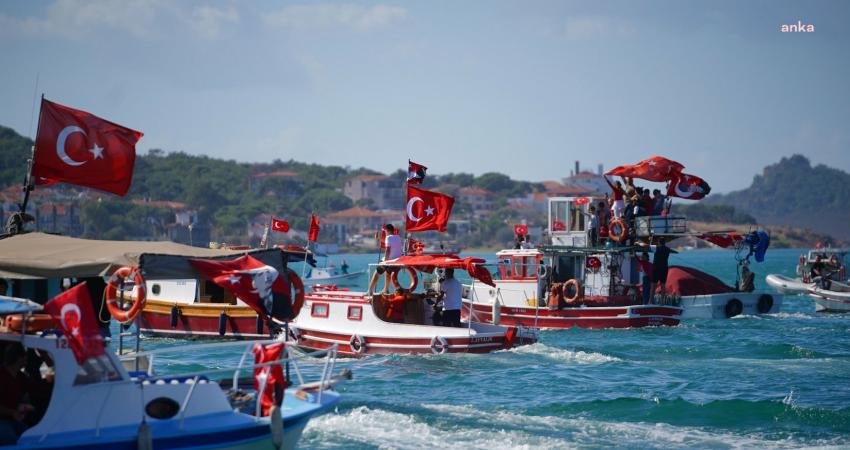 Ayvalık'ta Türkiye Cumhuriyet’inin kuruluşunun 100. yıl dönümü dolayısıyla düzenlenen yürüyüşe