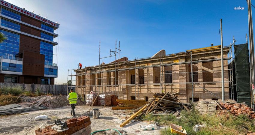 Bayraklı Belediyesi, hizmet binası bahçesinde yer alan Tarihi Üçüz Bina’nın